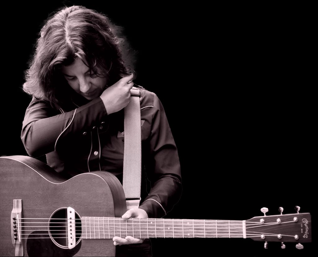 Esther con su guitarra